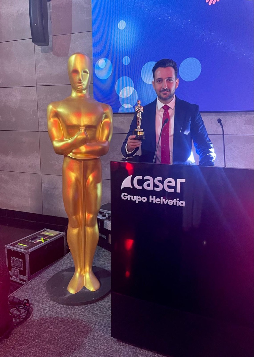 Robert Coutinho recibiendo el reconocimiento de Caser (Grupo Helvetia) como agente referente en Salud
